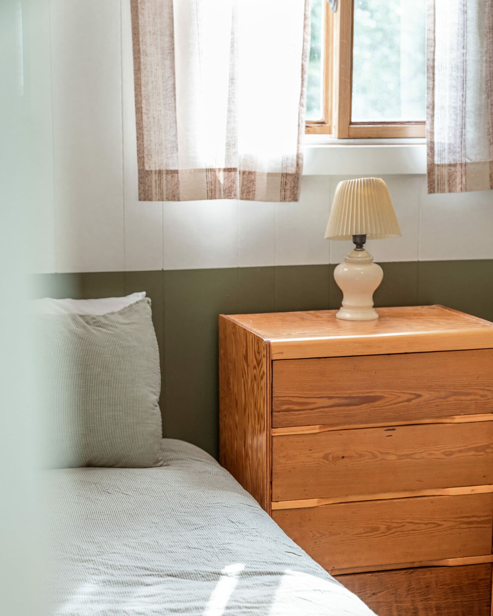 Bowerbird stays Sioux Narrows cabin rental bedroom 2