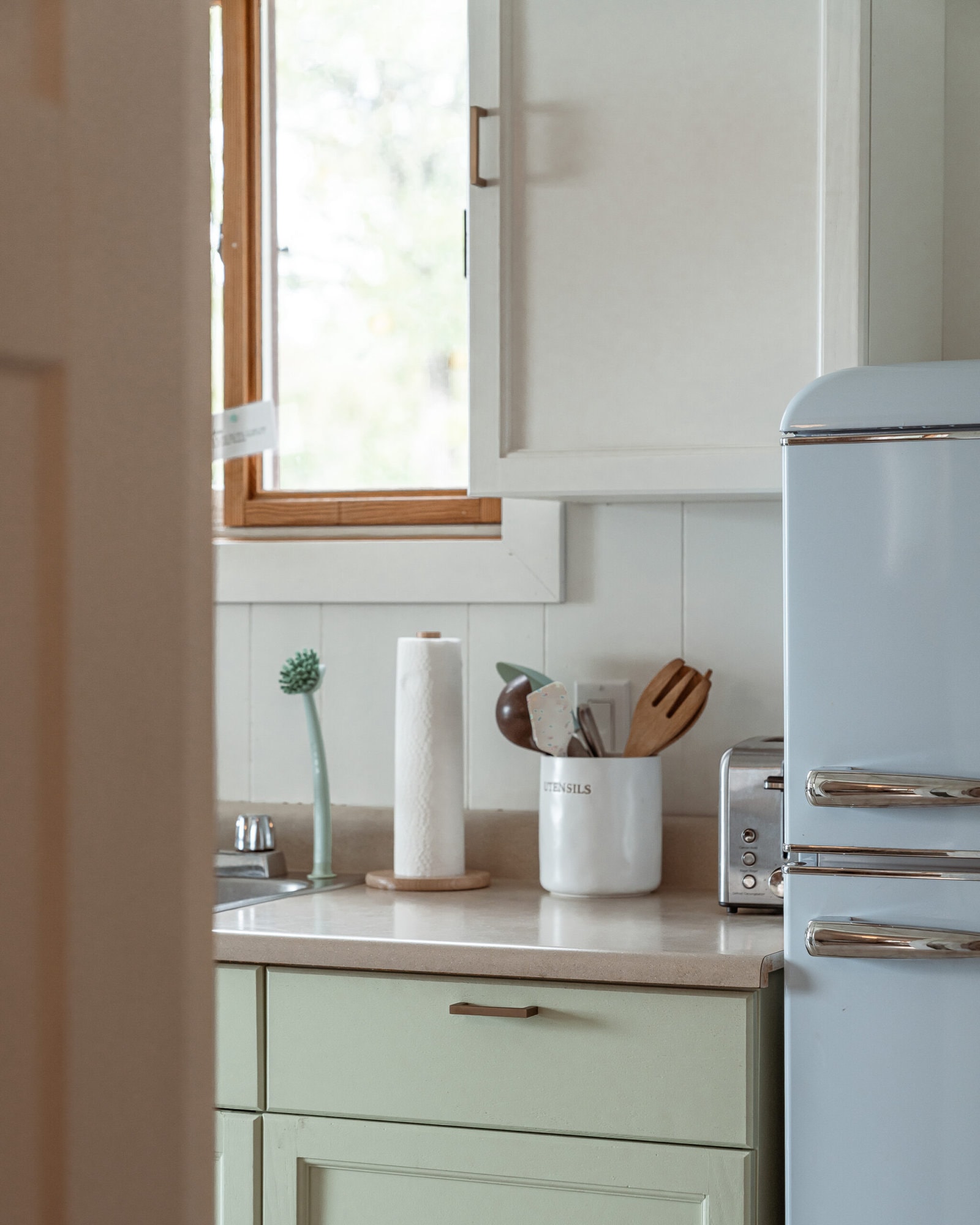 Bowerbird stays Sioux Narrows cabin rental kitchen detail