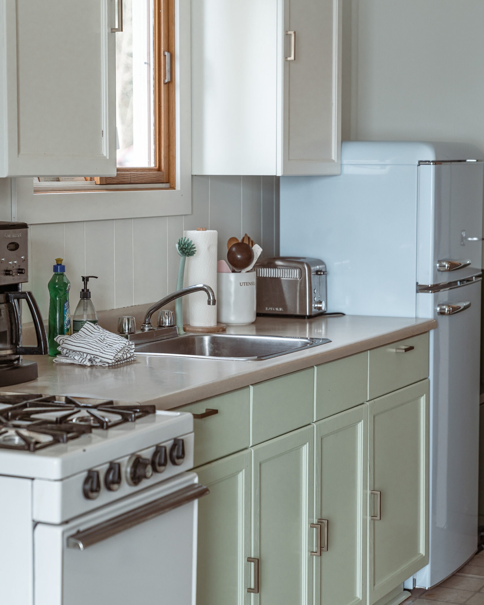 Bowerbird stays Sioux Narrows cabin rental kitchen