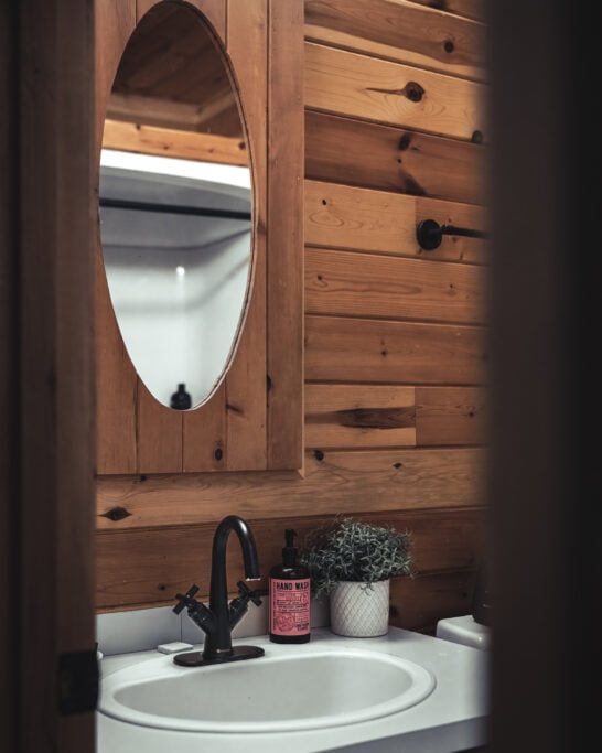 cabin rental Gimli Manitoba bathroom